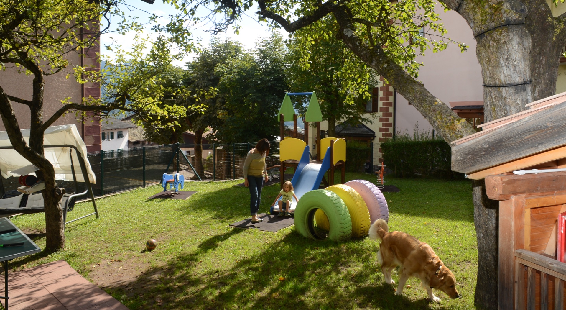 Giardino esterno e giochi - Hotel Alpino Varena